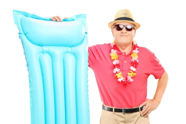 Hombre sosteniendo colchón de natación —  Fotos de Stock