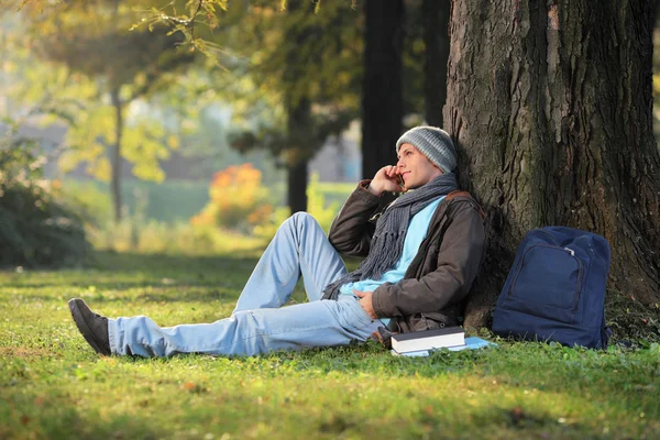 Studente maschio che parla al telefono — Foto Stock