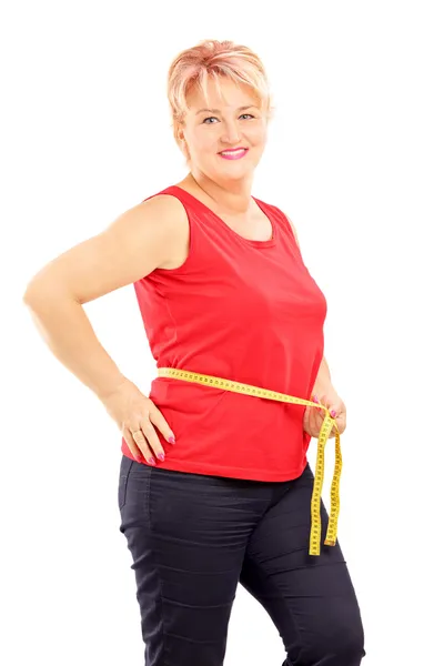 Mulher madura medindo sua cintura — Fotografia de Stock