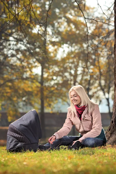 Mamma titta på barnet i barnvagn — Stockfoto