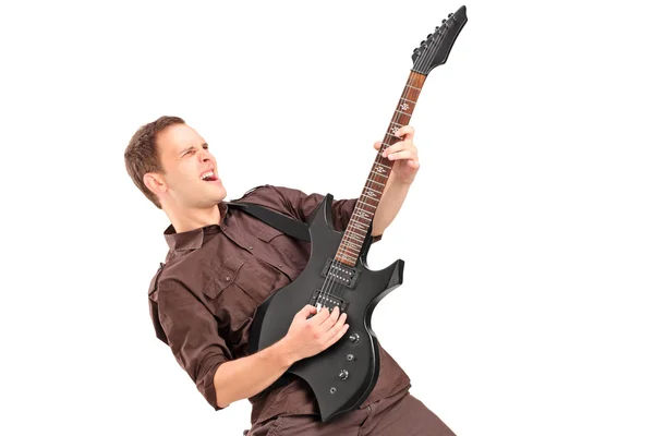 Genç adam elektro gitar çalmaya — Stok fotoğraf