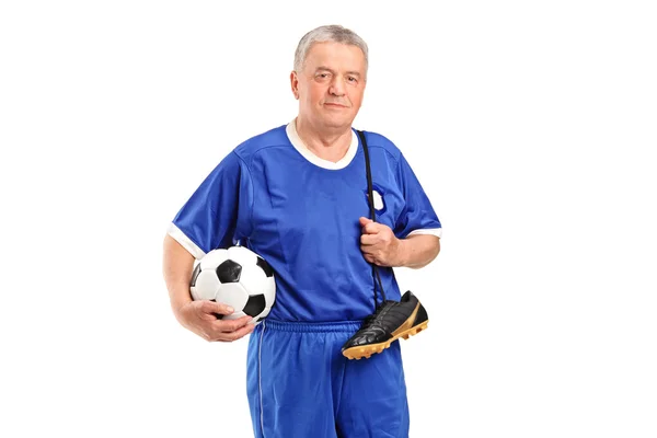 Senior segurando sapatos de futebol e futebol — Fotografia de Stock