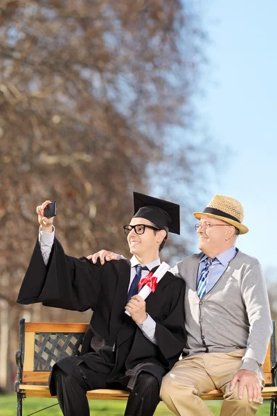 Студент и его отец в парке — стоковое фото