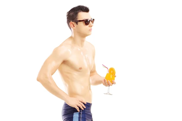 Ragazzo che tiene cocktail — Foto Stock