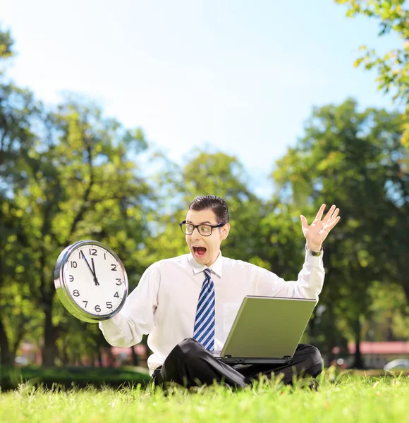 Angry businessperson with laptop in park — Stock Photo, Image