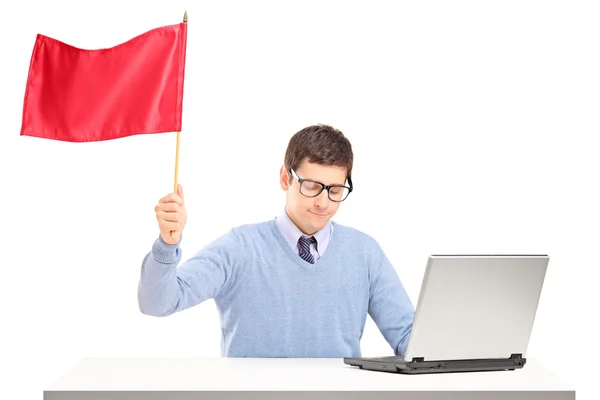 Trauriger Mann schwenkt rote Fahne — Stockfoto