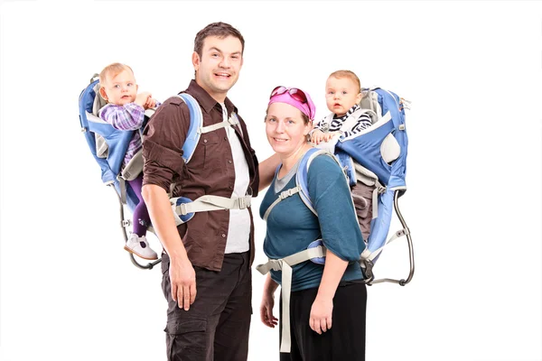 Parents posant avec leurs bébés — Photo