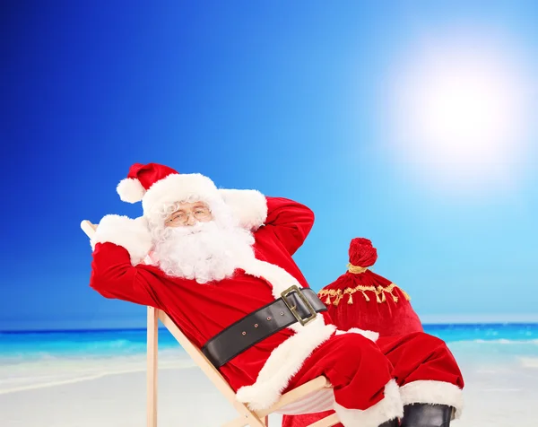 Santa Claus relaxing on beach — Stock Photo, Image