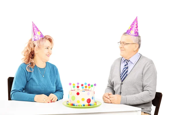 Coppia sul tavolo con torta — Foto Stock