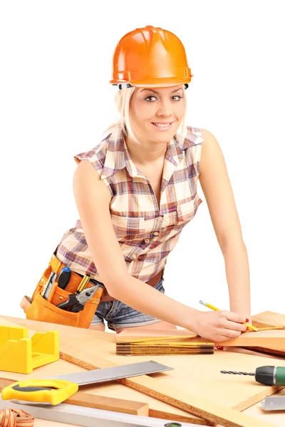 Carpintero femenino con casco en el trabajo — Foto de Stock