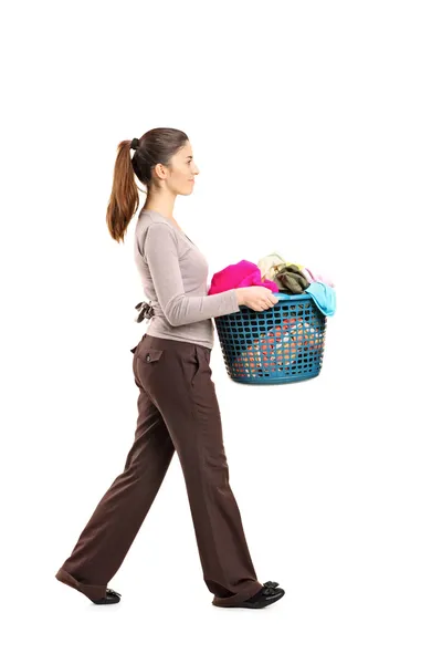 Kadın holding çamaşır sepeti — Stok fotoğraf