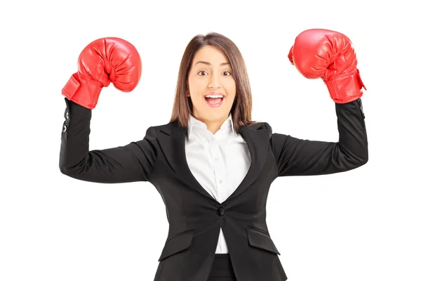 Femme d'affaires avec gants de boxe rouge — Photo