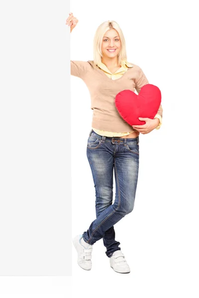 Mujer sosteniendo el corazón rojo — Foto de Stock