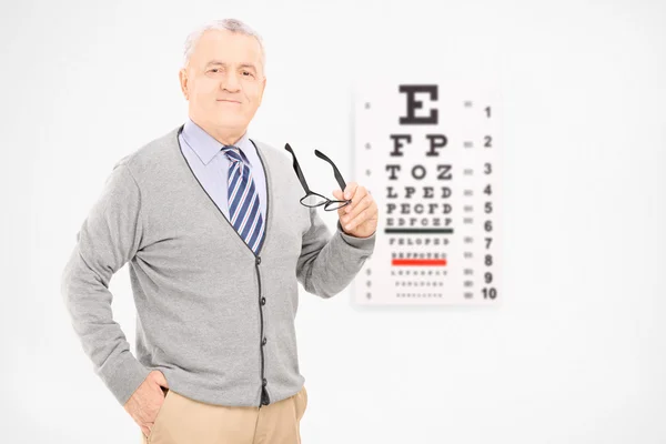 Hombre sosteniendo par de gafas — Foto de Stock