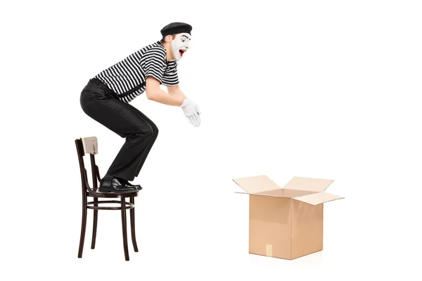Mime artista pulando em caixa vazia — Fotografia de Stock