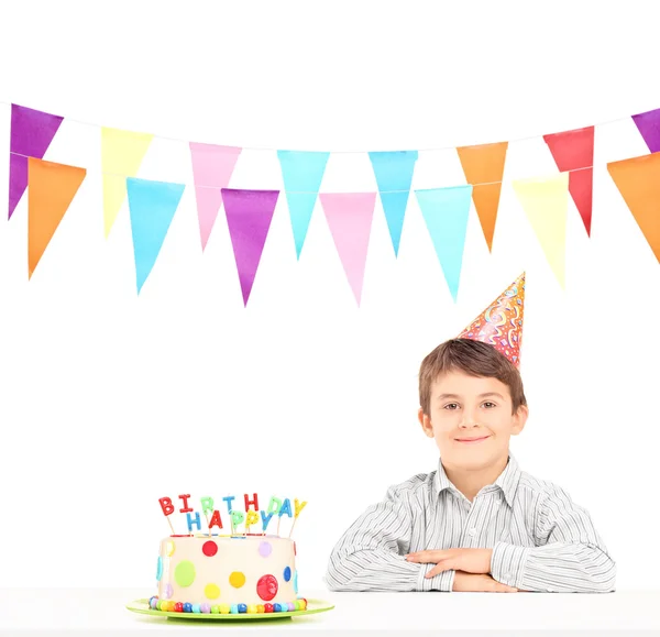 Ragazzo con torta di compleanno — Foto Stock