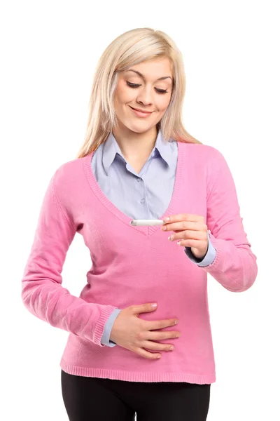 Woman holding positive pregnancy test — Stok fotoğraf