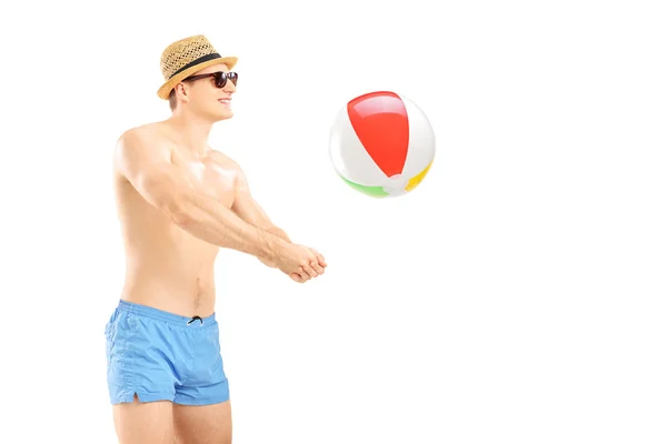 Ανθρώπου που παίζει με μια μπάλα παραλία — Φωτογραφία Αρχείου