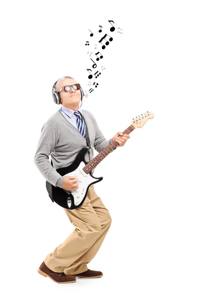 Hombre de mediana edad tocando la guitarra — Foto de Stock