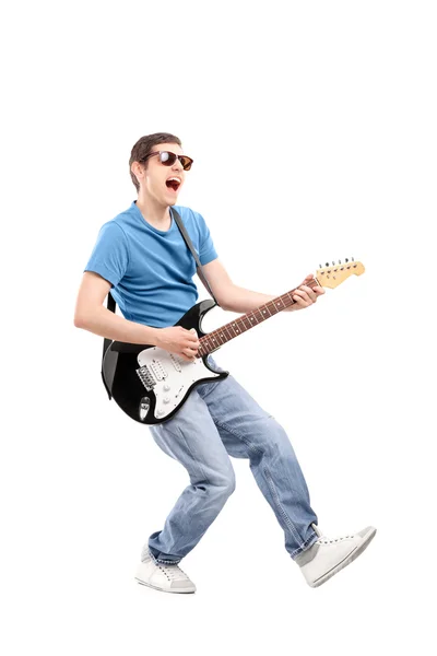 Tipo tocando en una guitarra eléctrica — Foto de Stock