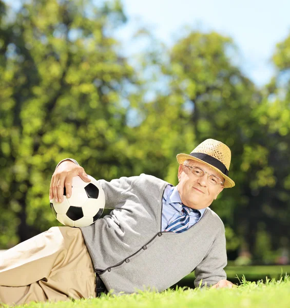 Starszy człowiek na trawie z piłką — Zdjęcie stockowe
