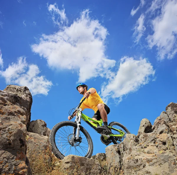 Persona in sella mountain bike — Foto Stock