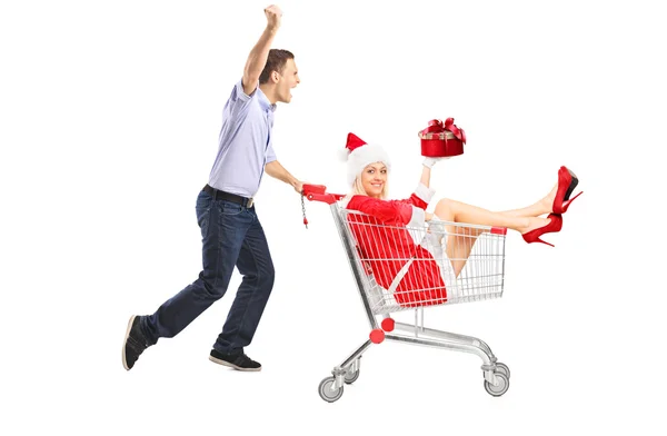 Guy tlačení žen v nákupní košík — Stock fotografie