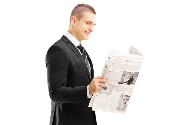 Empresário lendo jornal — Fotografia de Stock