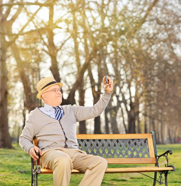 Senior tomando una selfie en el parque — Foto de Stock