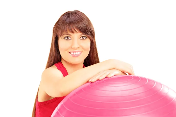 Atleta femenina con balón de pilates —  Fotos de Stock