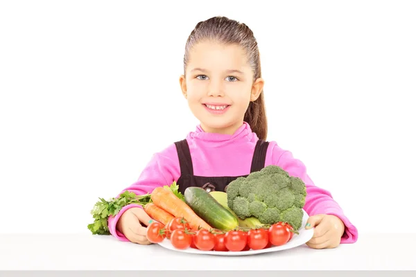 Dziewczynka gospodarstwa warzyw — Zdjęcie stockowe