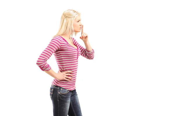 Donna gesticolando silenzio con il dito — Foto Stock