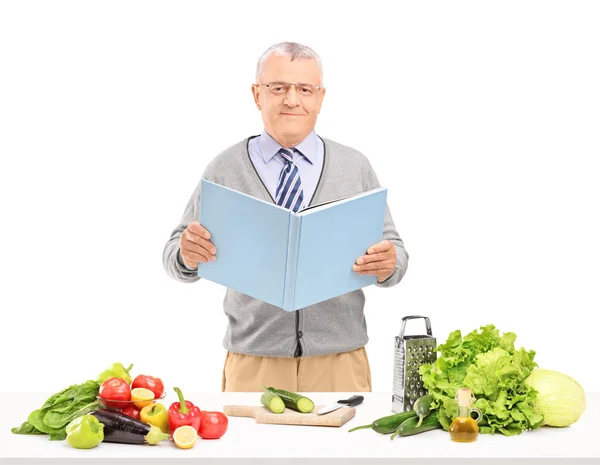 Caballero leyendo libro de cocina —  Fotos de Stock