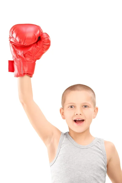 Парень в красных боксерских перчатках — стоковое фото