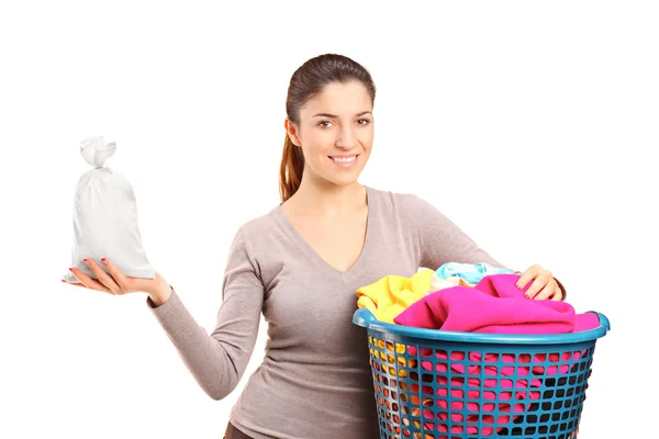 Mujer con cesta de lavandería —  Fotos de Stock