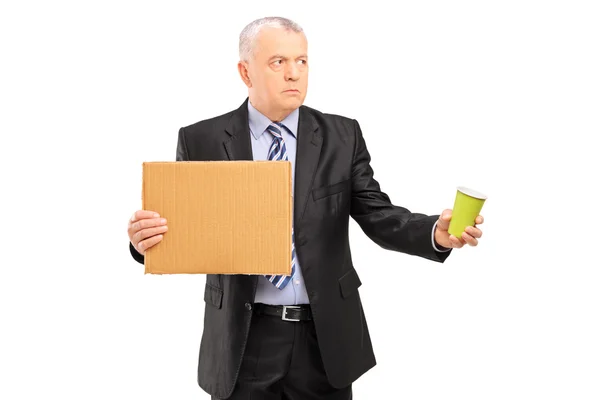 Empresário segurando pedaço de papelão — Fotografia de Stock