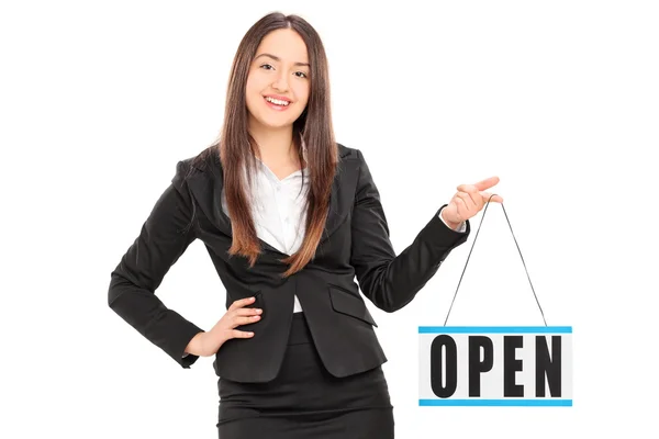 Kobieta sprzedawcy gospodarstwa otwarty znak — Zdjęcie stockowe
