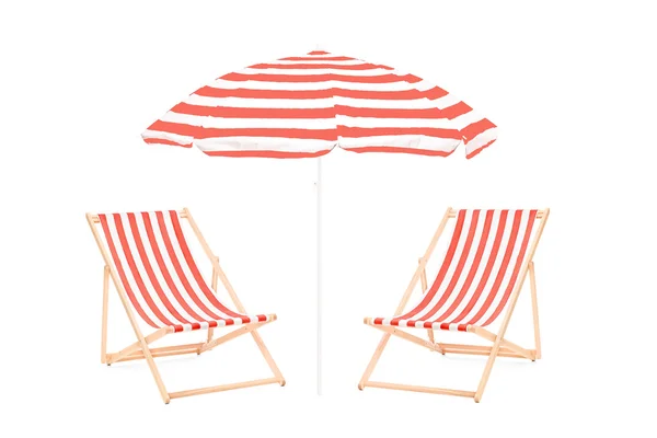 两个海滩太阳椅和一把雨伞 — 图库照片