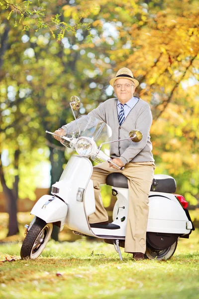 Man op scooter — Stockfoto