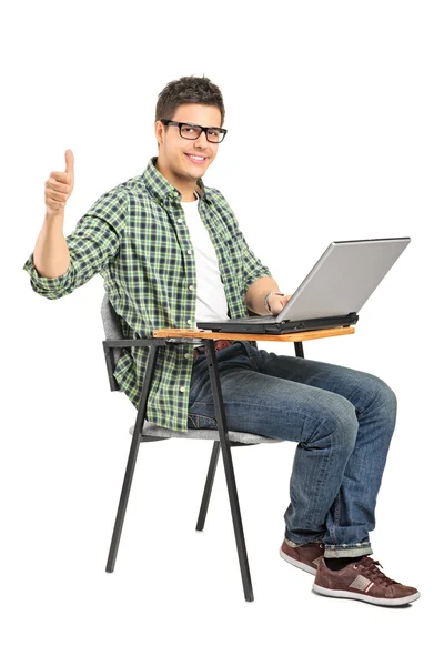 School jongen die op laptop werkt — Stockfoto