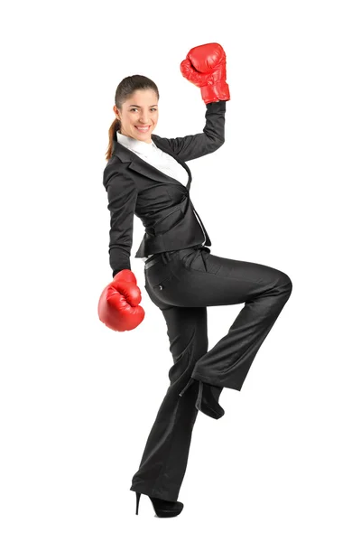 Femme d'affaires portant des gants de boxe — Photo