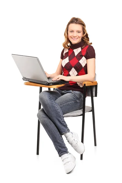 Student vrouw die op laptop werkt — Stockfoto