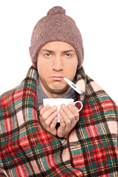 Chory człowiek trzyma kubek herbaty — Zdjęcie stockowe