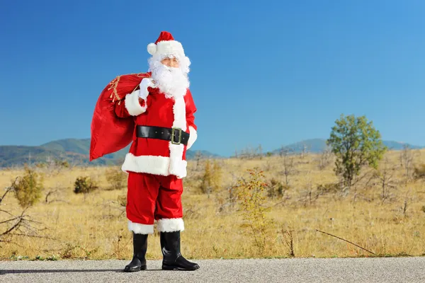 Santa claus stojący na drodze — Zdjęcie stockowe
