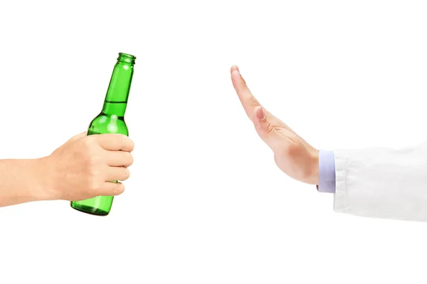 Médico rechazando botella de cerveza —  Fotos de Stock