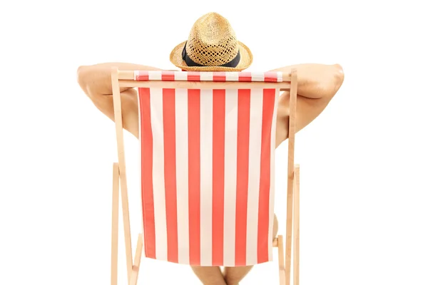Hombre sentado en la silla de playa —  Fotos de Stock