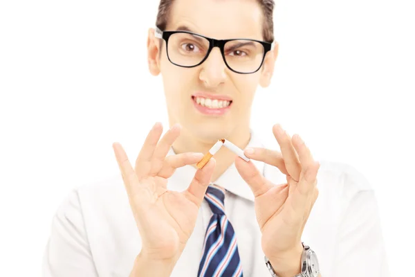 Hombre con gafas rompiendo cigarrillo — Foto de Stock