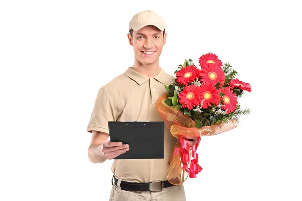 Doručovatel drží krásné kytice — Stock fotografie