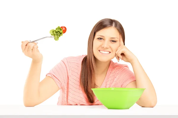 女性食べる新鮮なサラダ — ストック写真