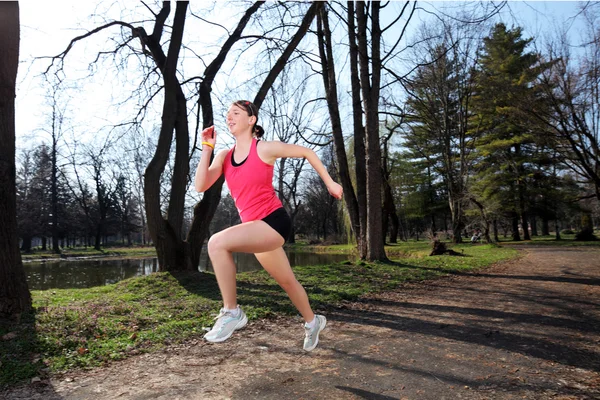 Kobieta biegacz — Zdjęcie stockowe